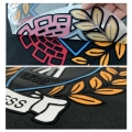Etiqueta 3D de tela con impresión de logotipo personalizado, pegatina de transferencia térmica flocada para ropa 